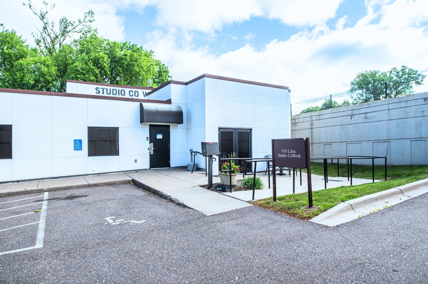 919 Lilac Dr N, Golden Valley, MN for lease Primary Photo- Image 1 of 7