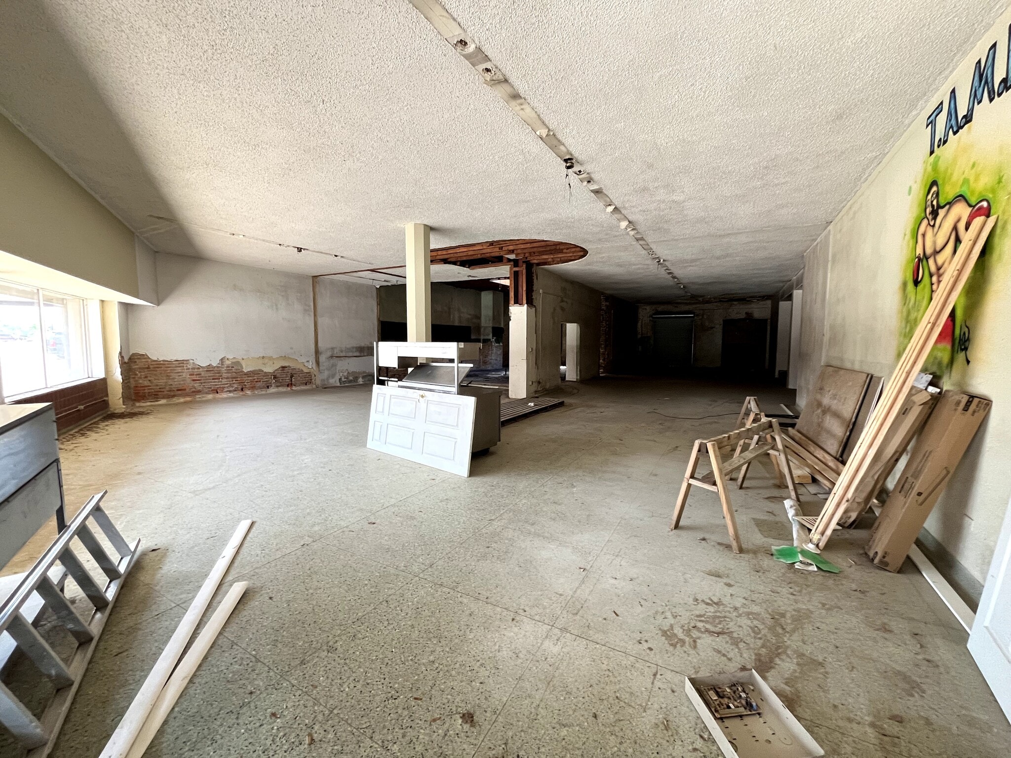 406 N State Line Ave, Texarkana, AR for lease Interior Photo- Image 1 of 7