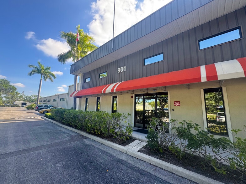 901 Industrial Blvd, Naples, FL for lease - Building Photo - Image 2 of 8