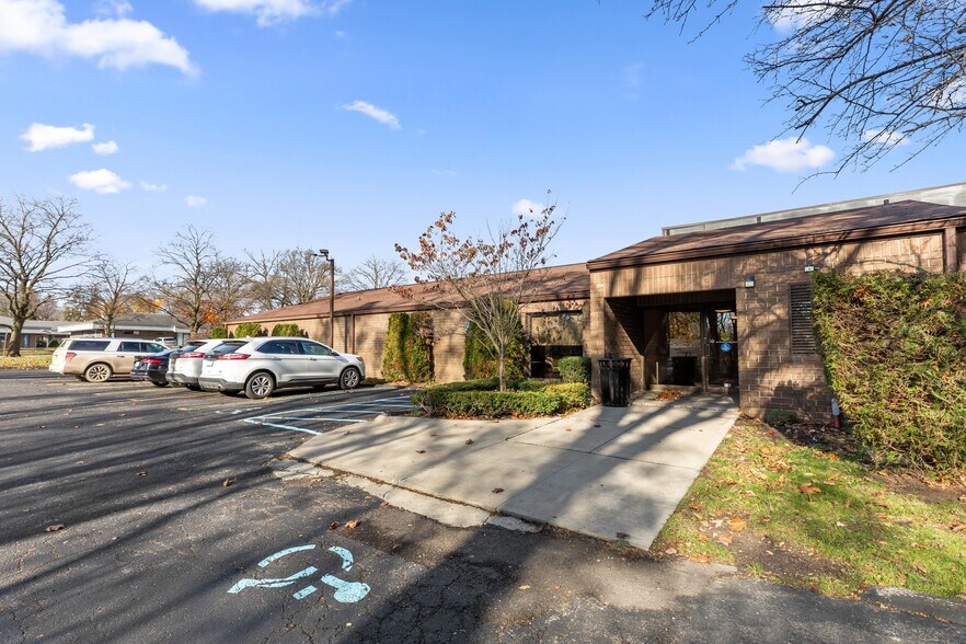 28711 8 Mile Rd, Livonia, MI à louer - Photo du bâtiment - Image 3 de 9