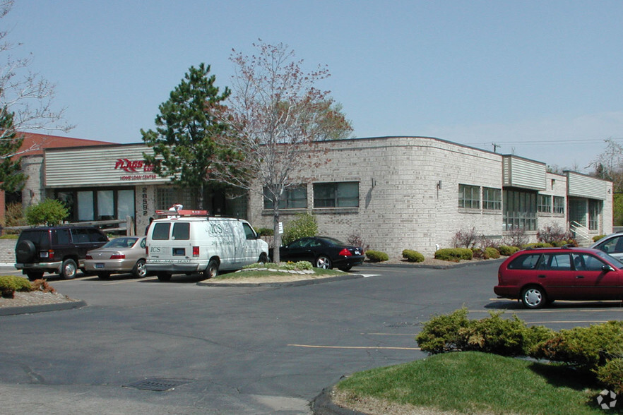 28592 Orchard Lake Rd, Farmington Hills, MI for lease - Building Photo - Image 2 of 8