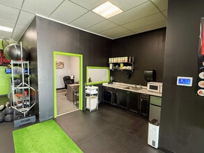 406-546 Plaza Ct, Sand Springs, OK for lease Interior Photo- Image 2 of 5