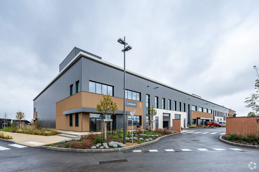 Flex dans Saint-Priest à louer - Photo du bâtiment - Image 2 de 3