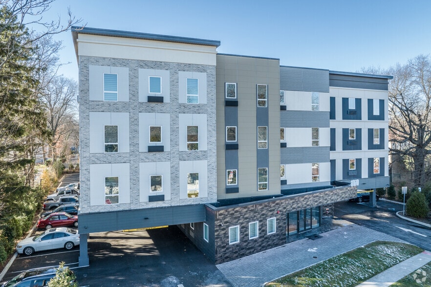 1070 River Rd, New Milford, NJ à vendre - Photo principale - Image 1 de 14