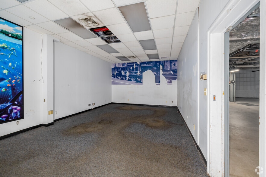 650 Franklin Ave, Hartford, CT for sale - Interior Photo - Image 3 of 30