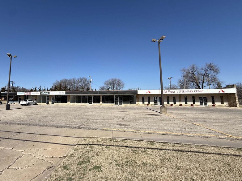NNN Multi-tenant Commercial - Extra Land portefeuille de 2 propriétés à vendre sur LoopNet.ca - Photo du bâtiment - Image 2 de 16
