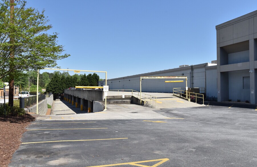 1800 Northeast Expy, Atlanta, GA à louer - Photo du bâtiment - Image 2 de 23