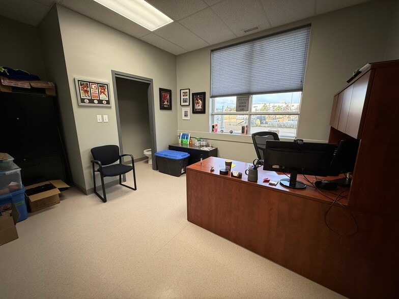 158 Queens Dr, Red Deer County, AB for lease - Interior Photo - Image 3 of 8