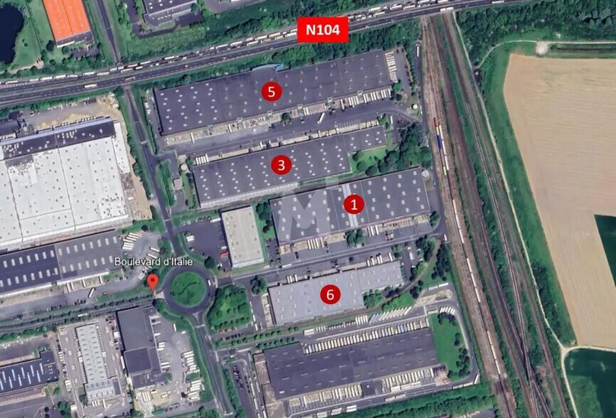 Industrial in Lieusaint for lease - Building Photo - Image 1 of 6