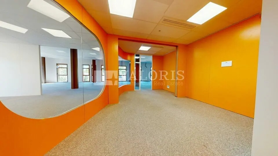 Office in Limonest for lease Interior Photo- Image 1 of 8