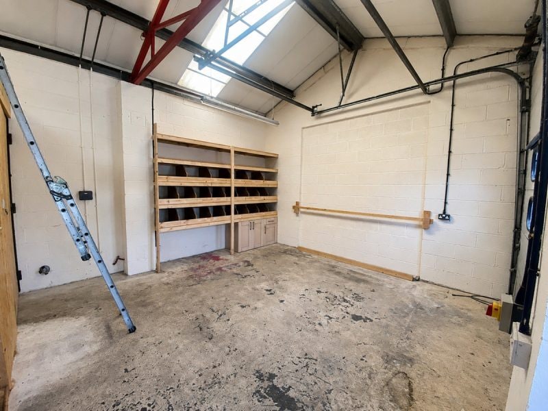 Brunt Acres Rd, Hawes for lease Interior Photo- Image 1 of 3