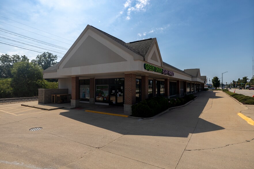 2000 S Neil St, Champaign, IL à louer - Photo du bâtiment - Image 3 de 4