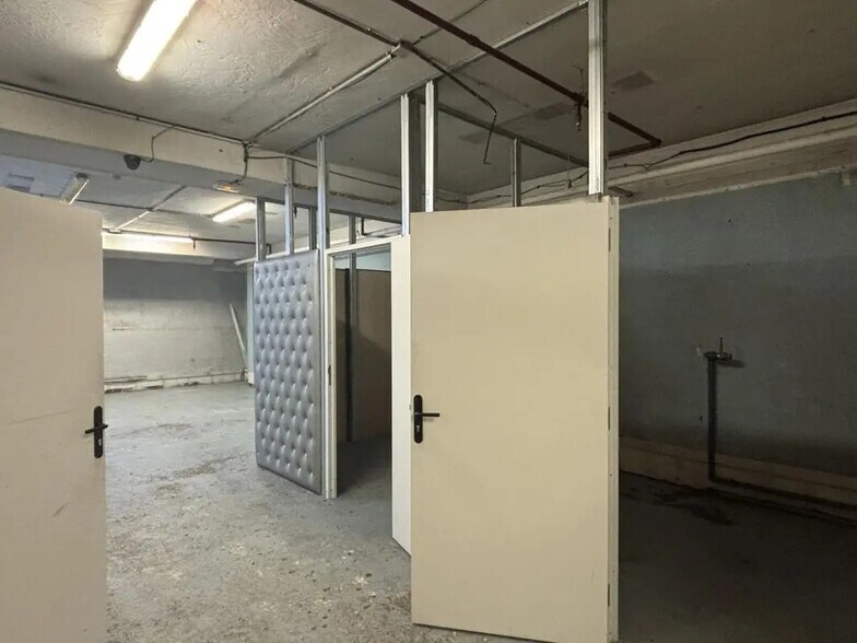 Industriel dans Paris à louer - Photo du bâtiment - Image 2 de 5