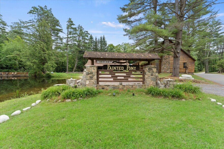 746 Howe Rd, Lake Luzerne, NY à vendre - Photo du bâtiment - Image 3 de 40