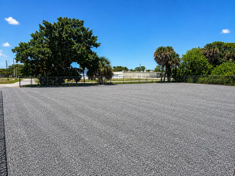 3077 SE Dixie Hwy, Stuart, FL à louer - Photo du bâtiment - Image 2 de 2