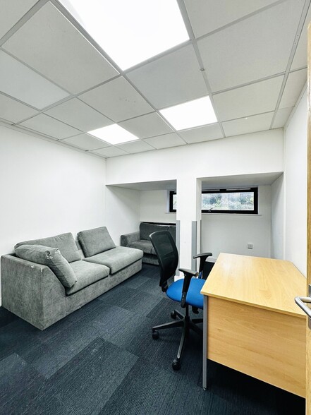 3 Addison Bridge Pl, London for lease - Building Photo - Image 2 of 70
