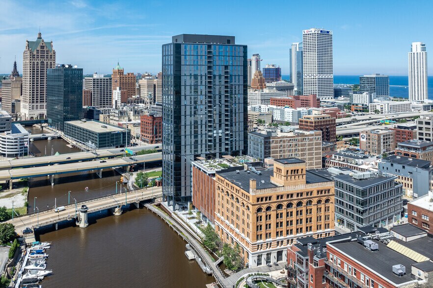 333 N Water St, Milwaukee, WI à louer - Photo du bâtiment - Image 2 de 3