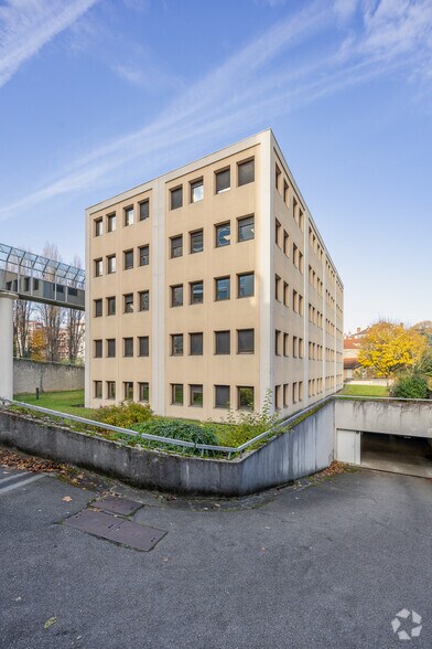 31 Place Jules Grandclément, Villeurbanne à louer - Photo du bâtiment - Image 3 de 3