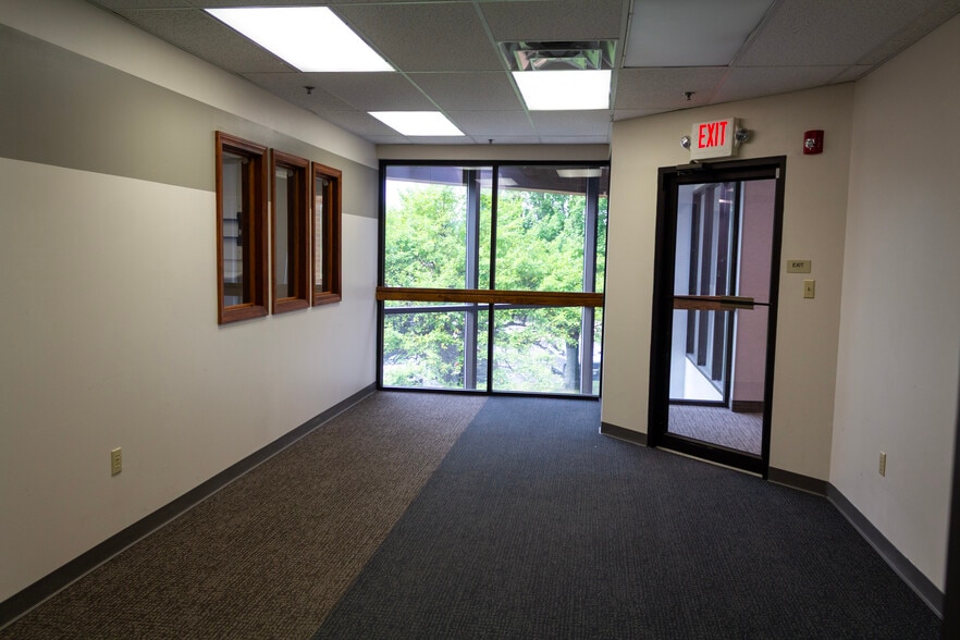 11 Century Hill Dr, Latham, NY for lease - Interior Photo - Image 2 of 11