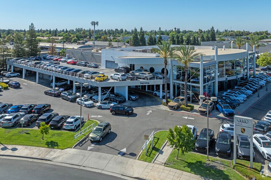 7121 N Palm Ave, Fresno, CA à vendre - Photo du bâtiment - Image 3 de 5