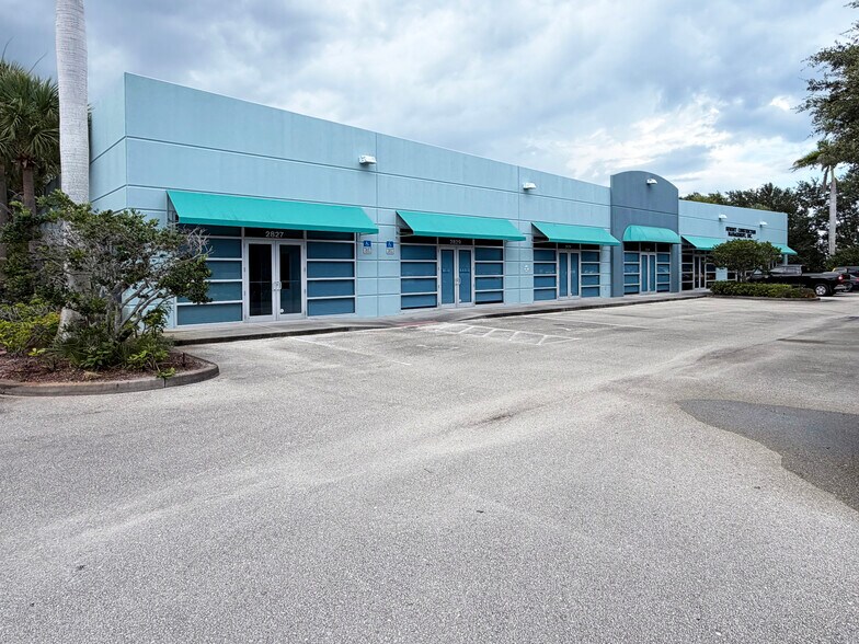 2801 Flight Safety Dr, Vero Beach, FL for lease - Building Photo - Image 2 of 17