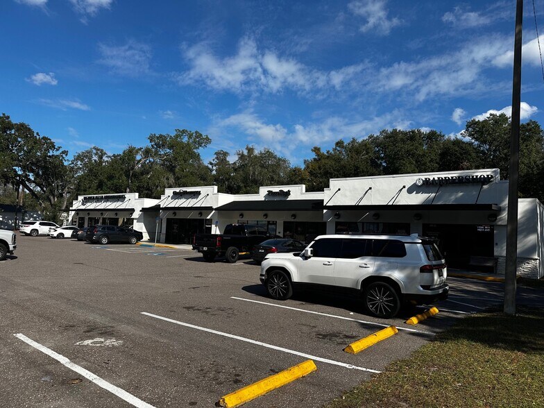 401 S Parsons Ave, Brandon, FL à louer - Photo du bâtiment - Image 3 de 4