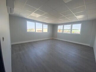 Plus de détails pour 14 Rue Denis Papin, Roissy-en-Brie - Bureau, Local d'activités à louer