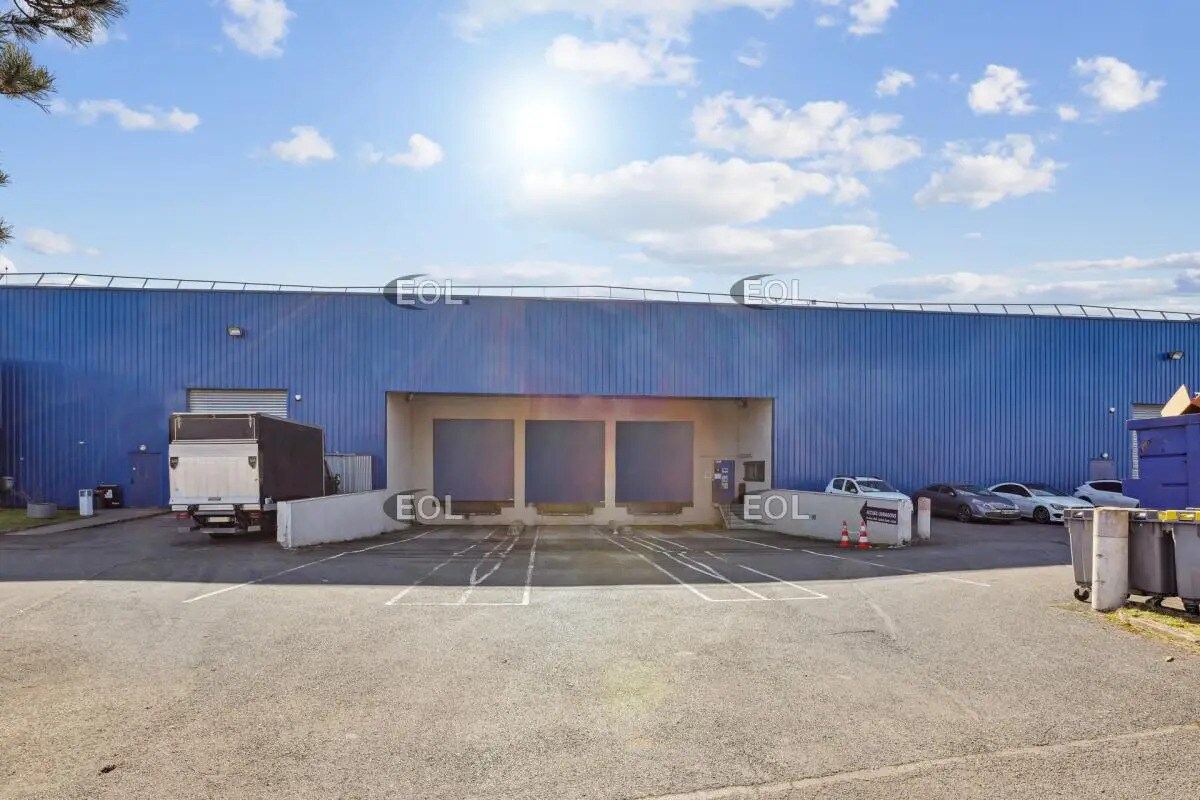 Flex in Gonesse for lease Building Photo- Image 1 of 14