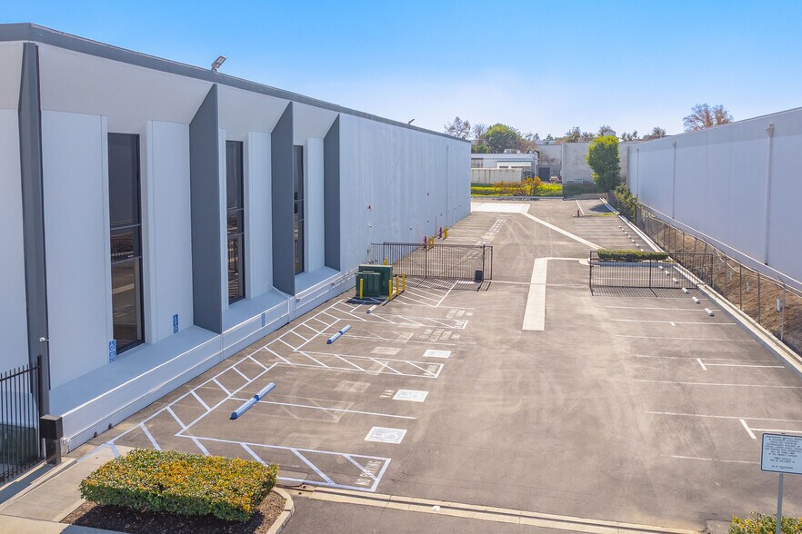 1300 W Artesia Blvd, Compton, CA à louer - Photo du bâtiment - Image 3 de 11