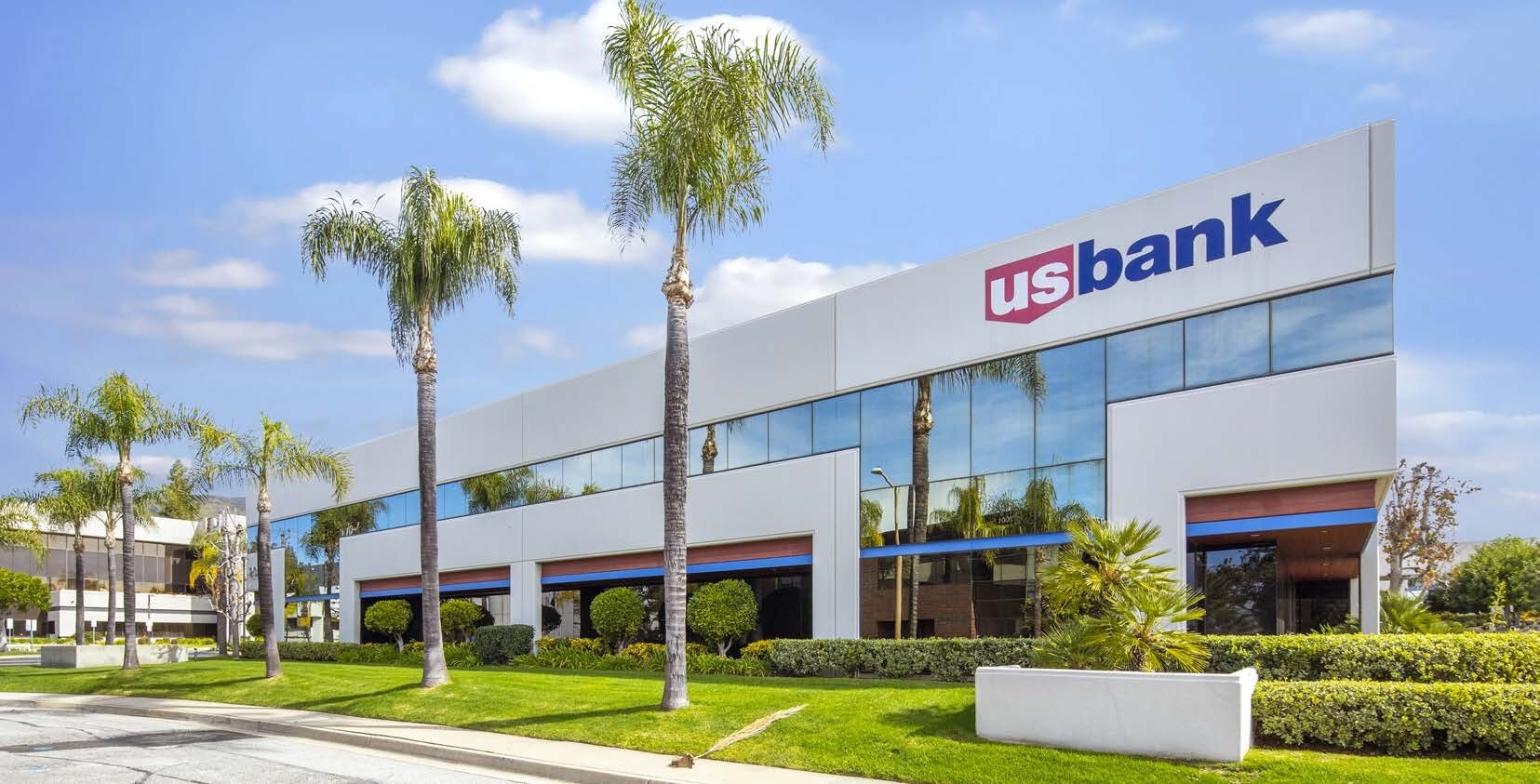 2020 E Financial Way, Glendora, CA à louer Photo du bâtiment- Image 1 de 4