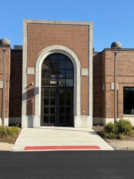 945 Lakeview Pky, Vernon Hills, IL à louer - Photo du bâtiment - Image 3 de 15