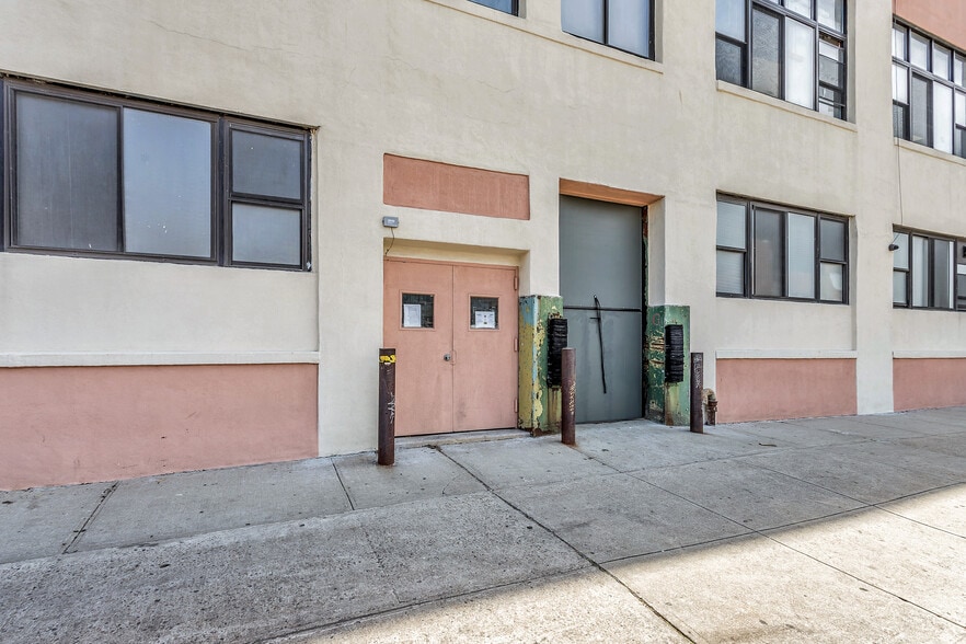 33-01 Queens Blvd, Long Island City, NY for lease - Building Photo - Image 2 of 6