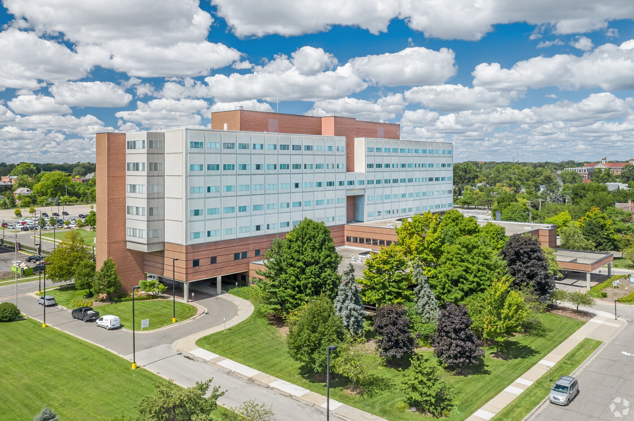 7733 E Jefferson Ave, Detroit, MI à louer Photo du bâtiment- Image 1 de 7