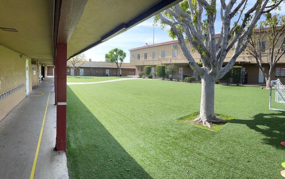 8755 Woodman Ave, Pacoima, CA à louer - Photo du bâtiment - Image 2 de 4