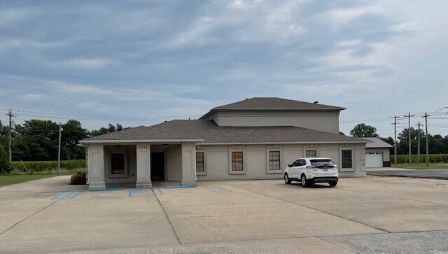 1124 N Main St, Sikeston, MO à louer - Photo du bâtiment - Image 2 de 7