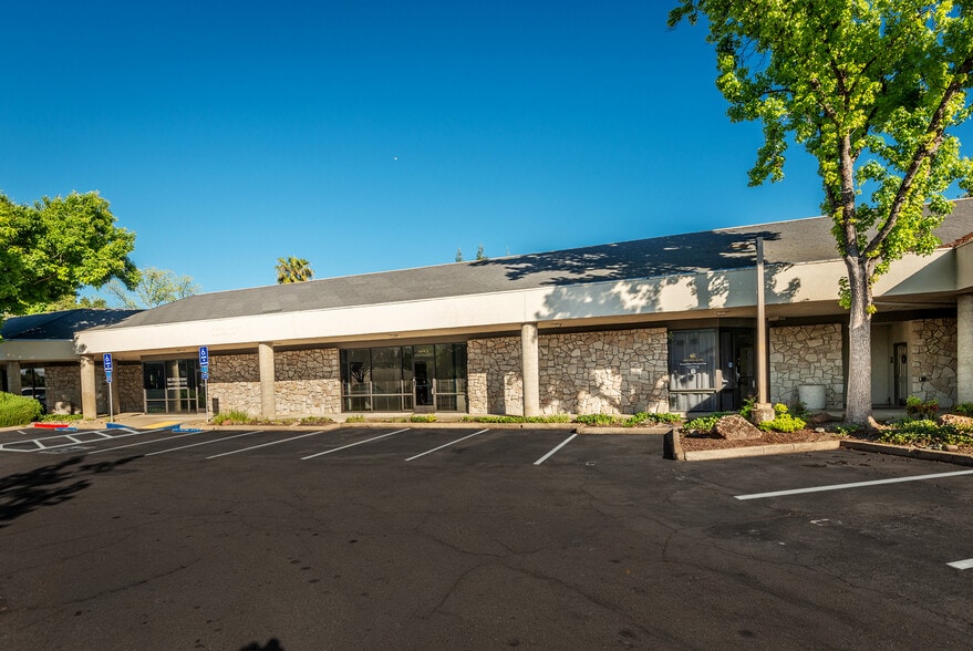 4240 Rocklin Rd, Rocklin, CA à louer - Photo du bâtiment - Image 3 de 6