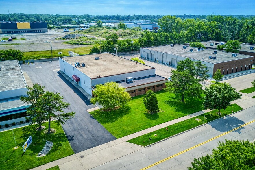 21238 Bridge St, Southfield, MI à louer - Photo du bâtiment - Image 2 de 5