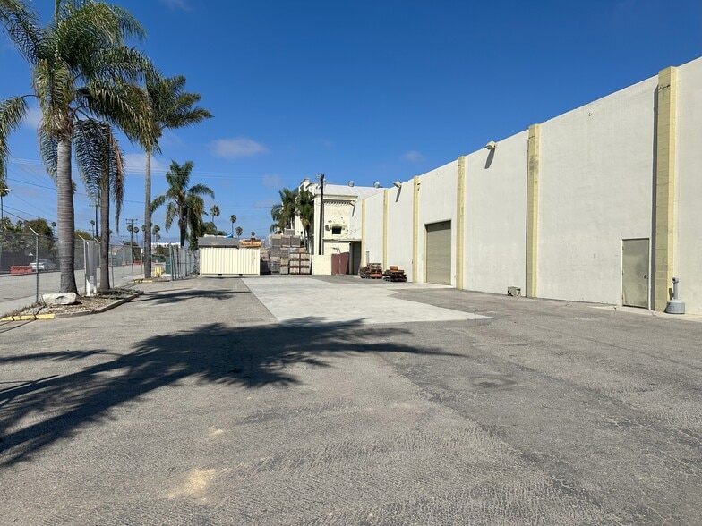 1050 Factory Ln, Oxnard, CA for lease - Building Photo - Image 3 of 10