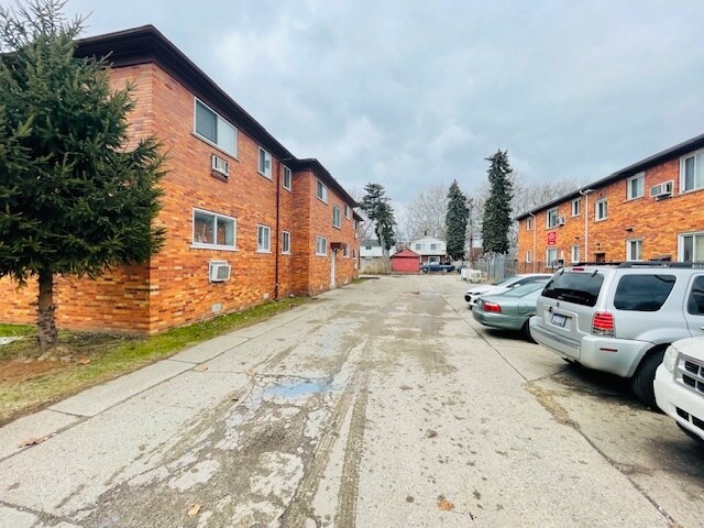 8207 Schaefer Hwy, Detroit, MI à vendre - Photo du bâtiment - Image 2 de 11