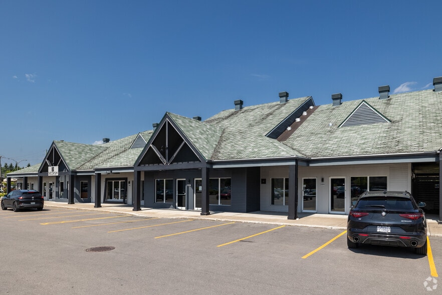 220D Ch Du Lac-Millette, Saint-sauveur, QC for lease - Building Photo - Image 2 of 3