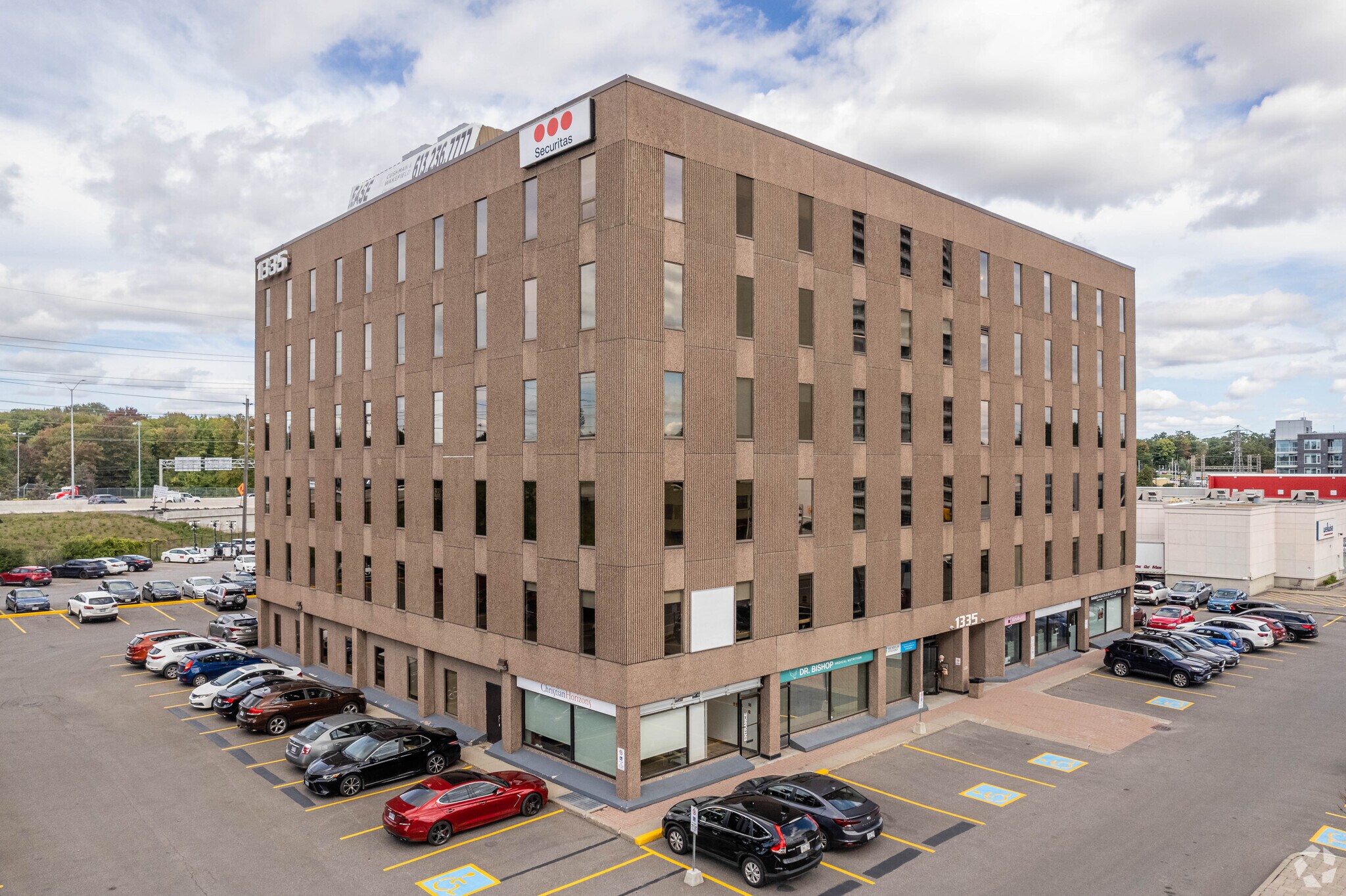 1335 Carling Ave, Ottawa, ON à louer Photo du bâtiment- Image 1 de 11