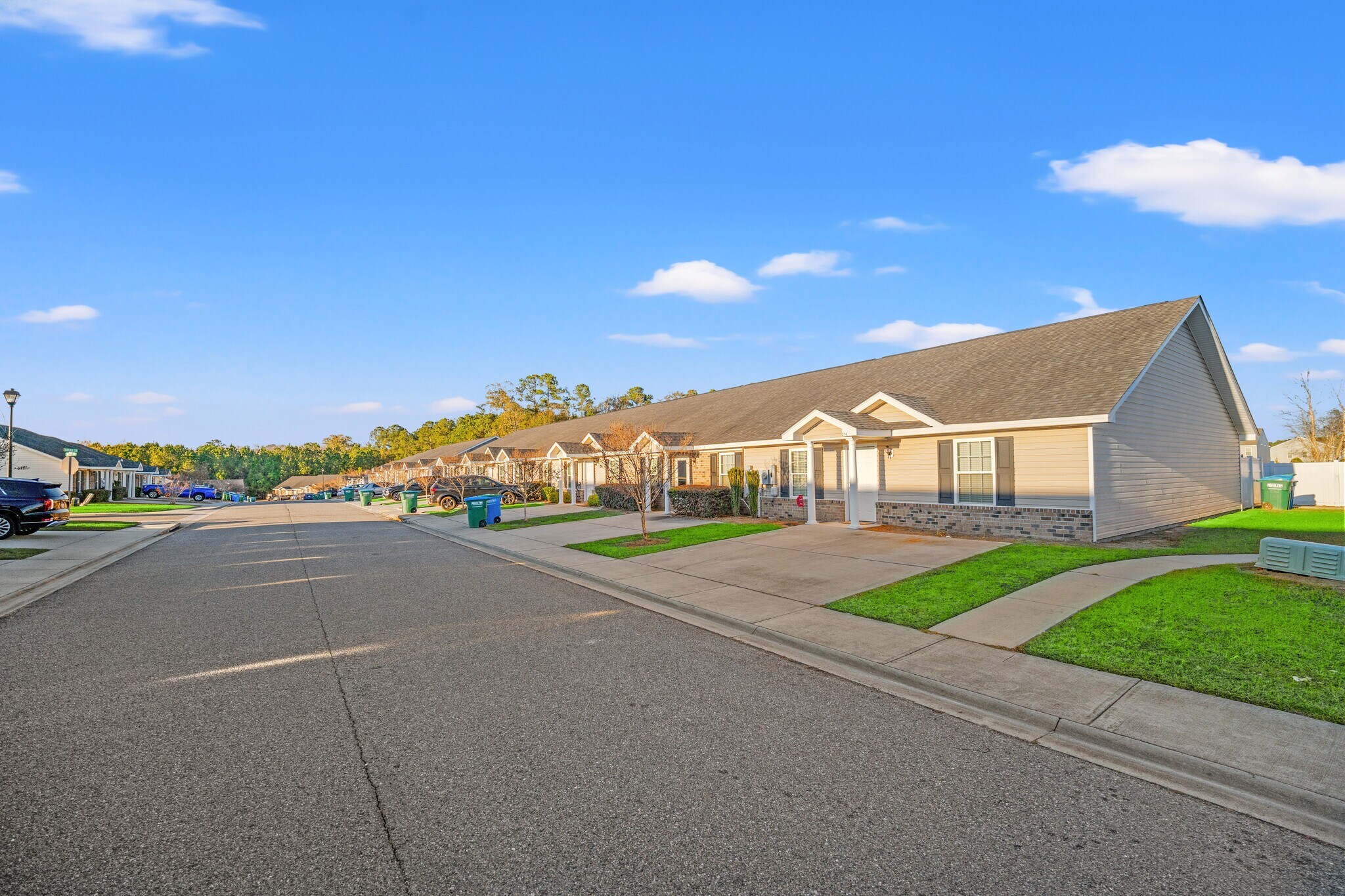 Towne Park & Carlisle Village Townhomes portefeuille de 2 propriétés à vendre sur LoopNet.ca Photo principale- Image 1 de 11