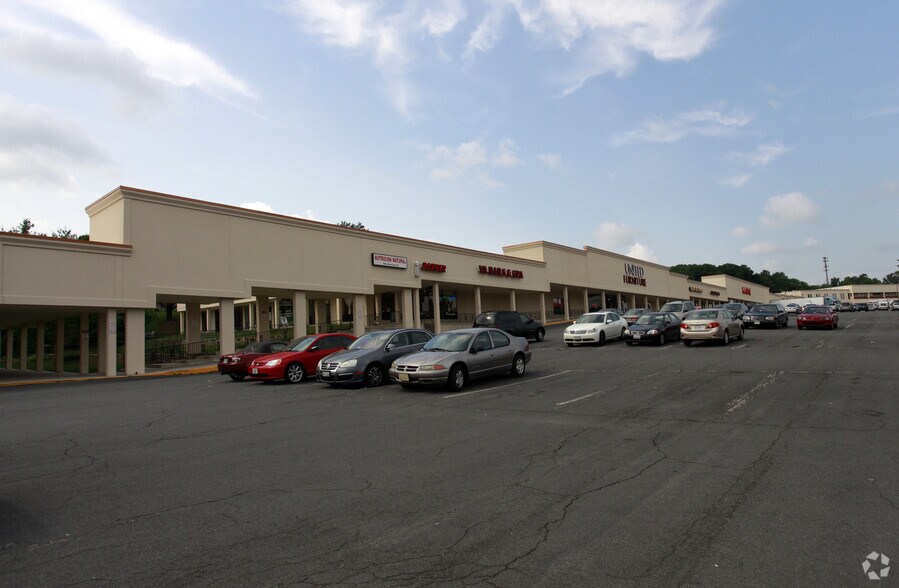 13905-14041 Jefferson Davis Hwy, Woodbridge, VA à louer - Photo du bâtiment - Image 1 de 6