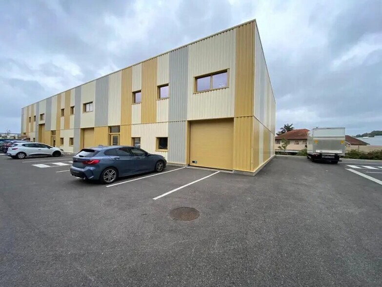 Local d'activités dans Saint-Genis-Laval à vendre - Photo du bâtiment - Image 1 de 4