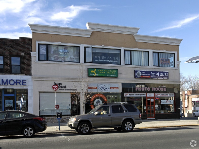 261-263 Broad Ave, Palisades Park, NJ for lease - Primary Photo - Image 1 of 3