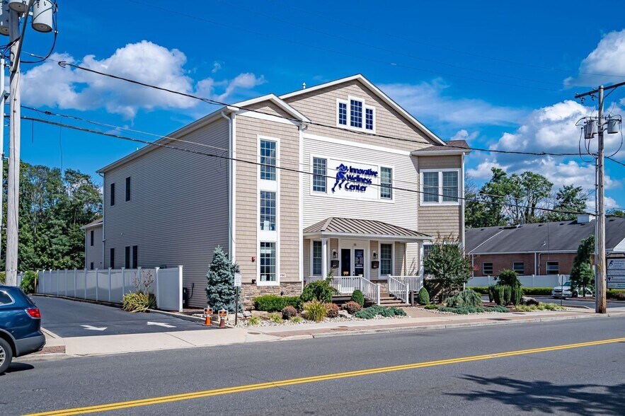 15-17 E Railroad Ave, Jamesburg, NJ à vendre - Photo du bâtiment - Image 1 de 9