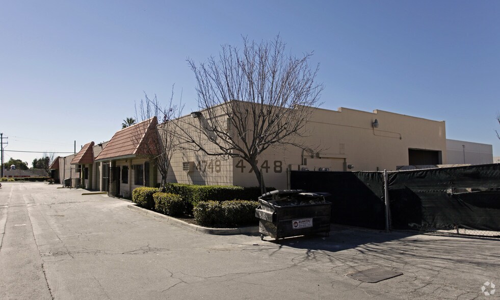 4748 Mission Blvd, Montclair, CA à louer - Photo du bâtiment - Image 3 de 4