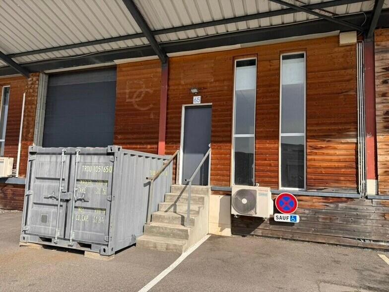 Flex in Saint-Priest for sale - Building Photo - Image 1 of 11
