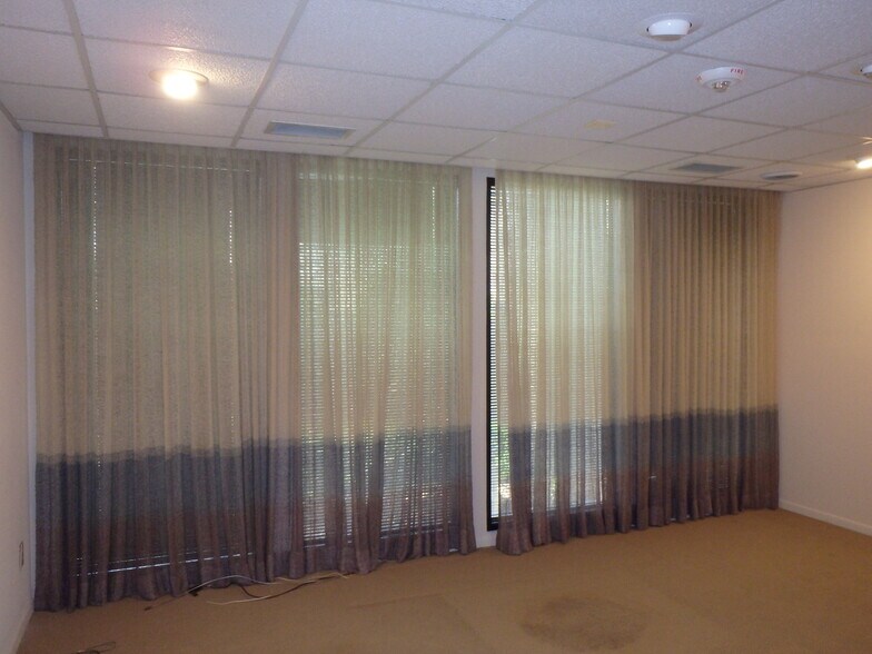 3129 College St, Beaumont, TX for lease - Interior Photo - Image 2 of 43