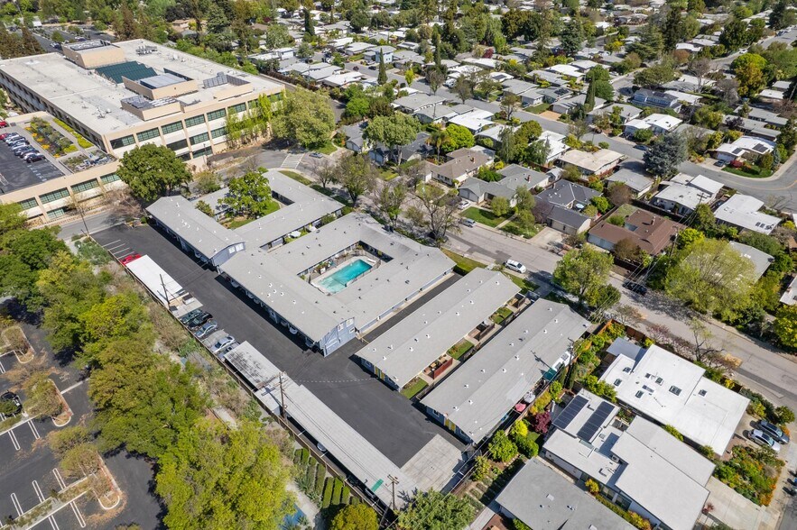 2483-2491 Whitney Dr, Mountain View, CA à vendre - Photo du bâtiment - Image 2 de 46